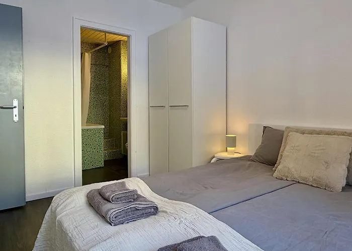 One Bedroom 5 Min From The Lift Apartment